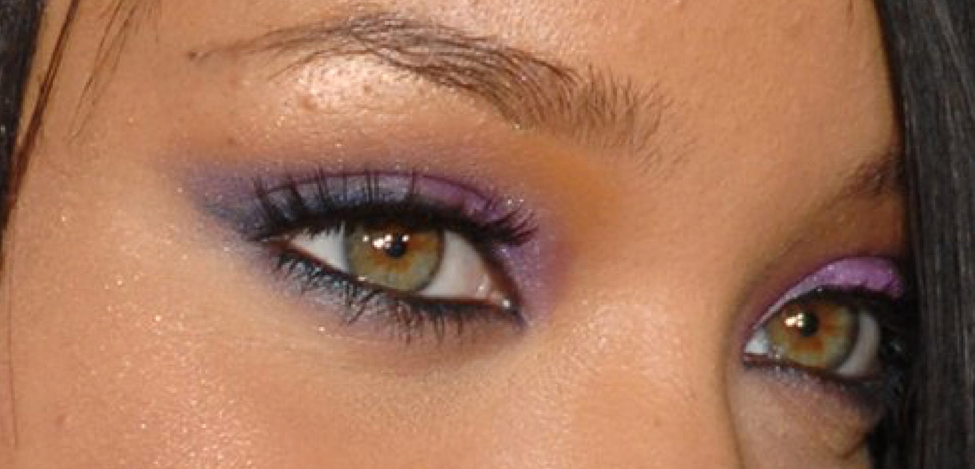 Singer Rihanna's green eye color. are they real, or does she wear colour contacts?