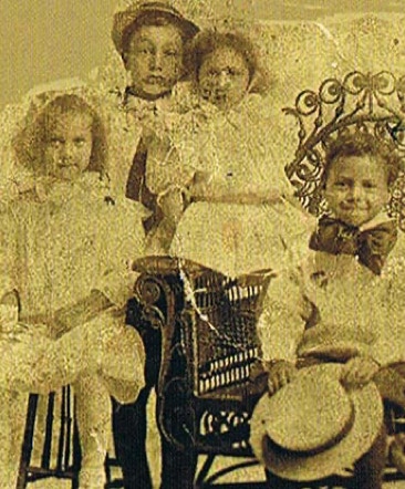 1930s actress Fredericka ‘Fredi’ Washington and family, parents, sister, siblings